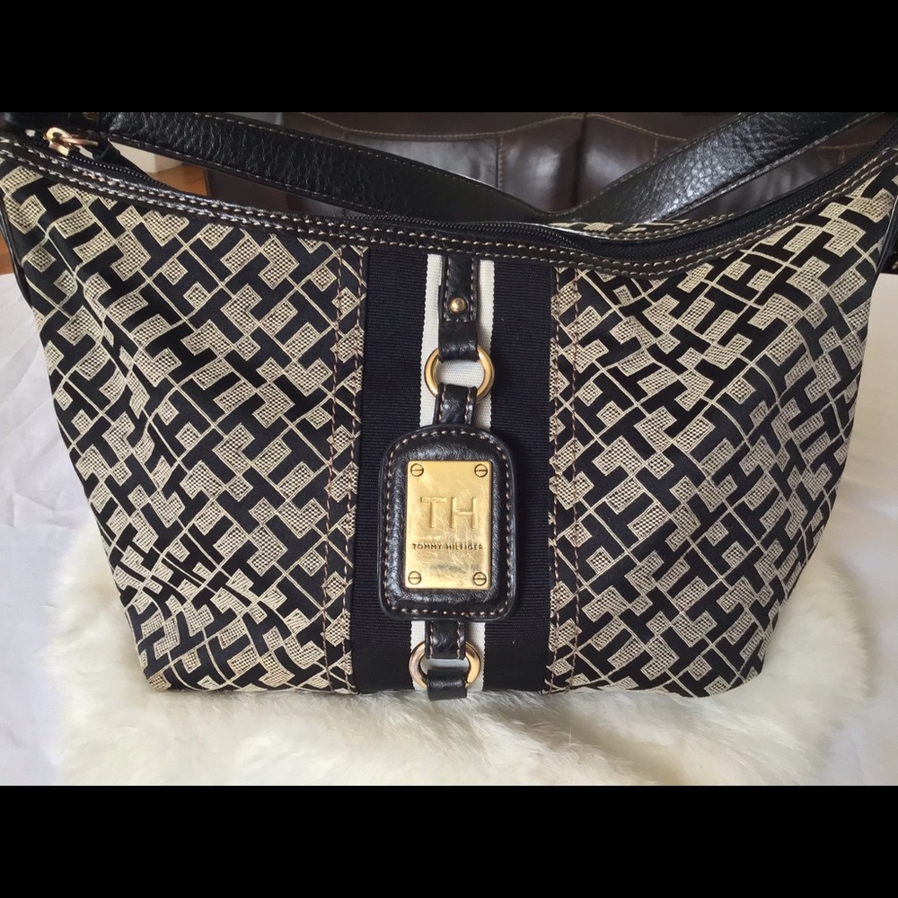 ✔️SOLD✔️ TH Handbag 🖤🤍